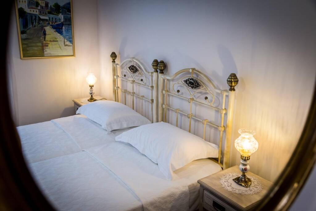 Neoclassical Apartment With 2 Bedrooms In ピレウス エクステリア 写真