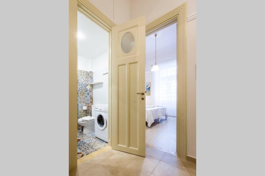 Neoclassical Apartment With 2 Bedrooms In ピレウス エクステリア 写真