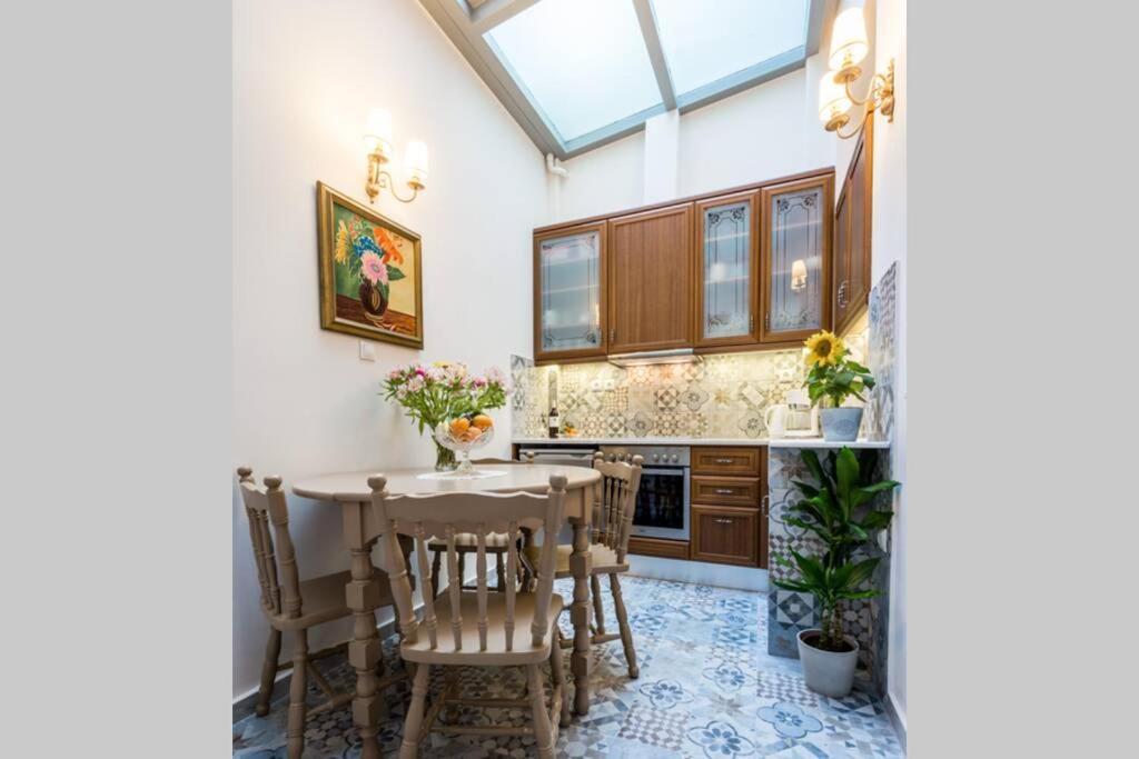 Neoclassical Apartment With 2 Bedrooms In ピレウス エクステリア 写真
