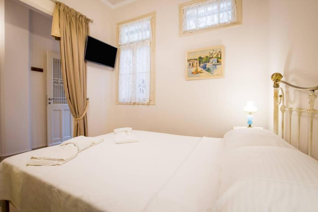 Neoclassical Apartment With 2 Bedrooms In ピレウス エクステリア 写真