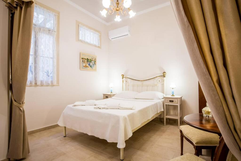 Neoclassical Apartment With 2 Bedrooms In ピレウス エクステリア 写真