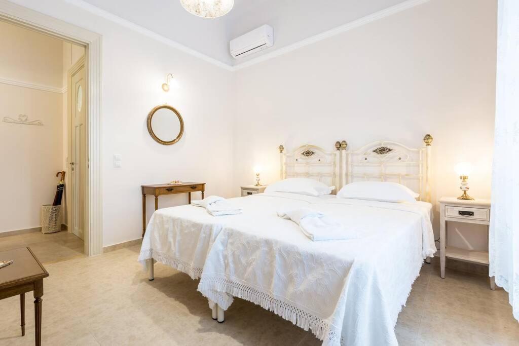 Neoclassical Apartment With 2 Bedrooms In ピレウス エクステリア 写真