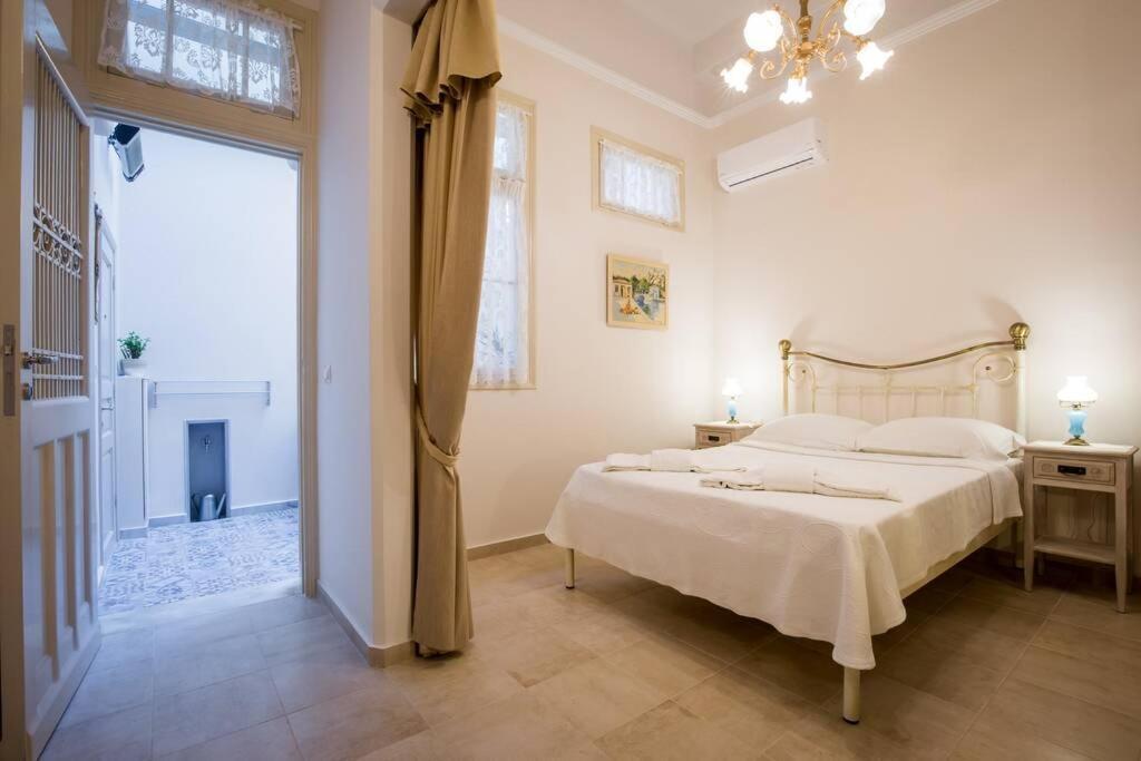 Neoclassical Apartment With 2 Bedrooms In ピレウス エクステリア 写真