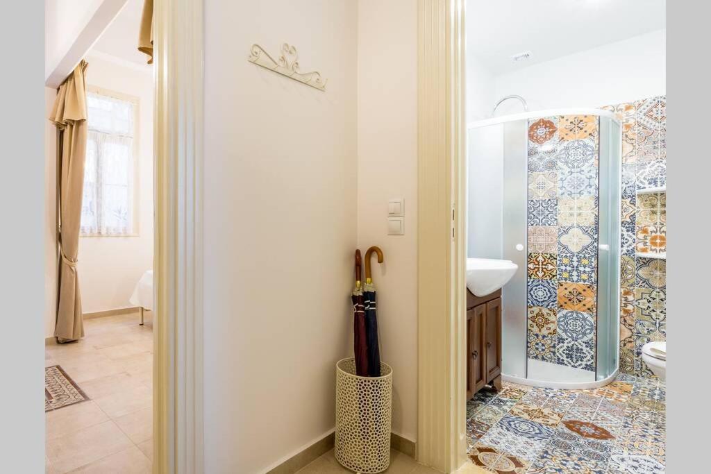 Neoclassical Apartment With 2 Bedrooms In ピレウス エクステリア 写真