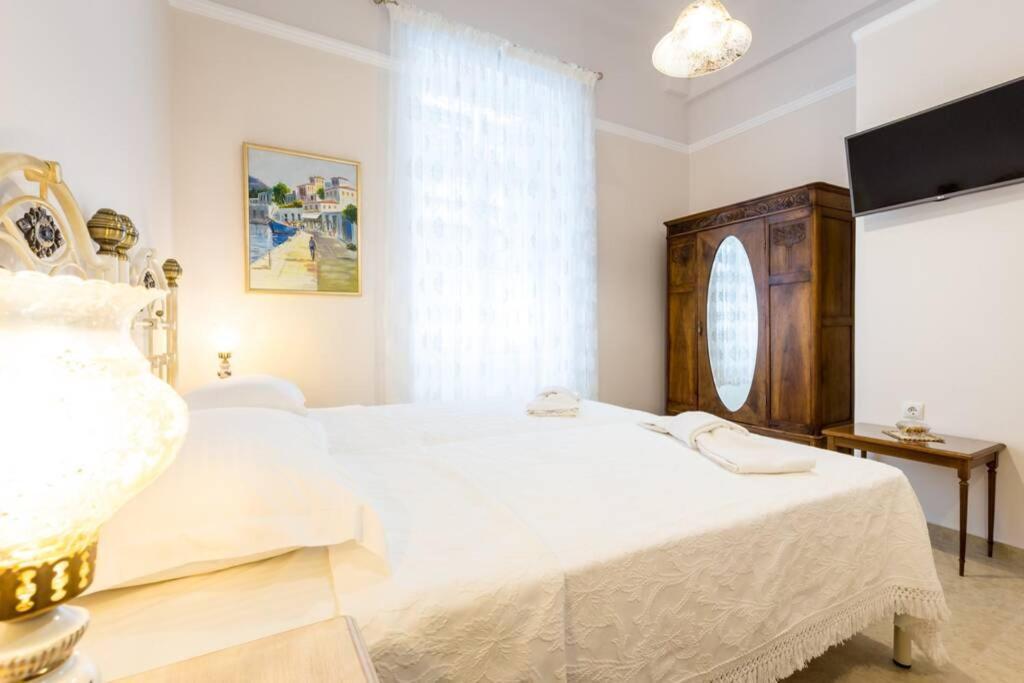 Neoclassical Apartment With 2 Bedrooms In ピレウス エクステリア 写真