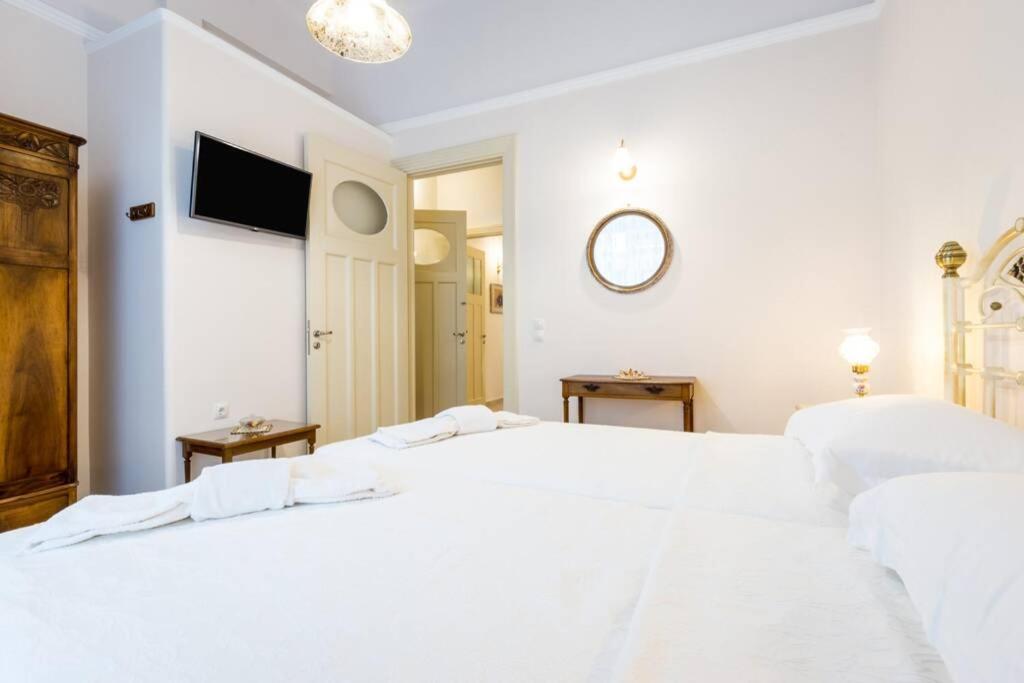 Neoclassical Apartment With 2 Bedrooms In ピレウス エクステリア 写真