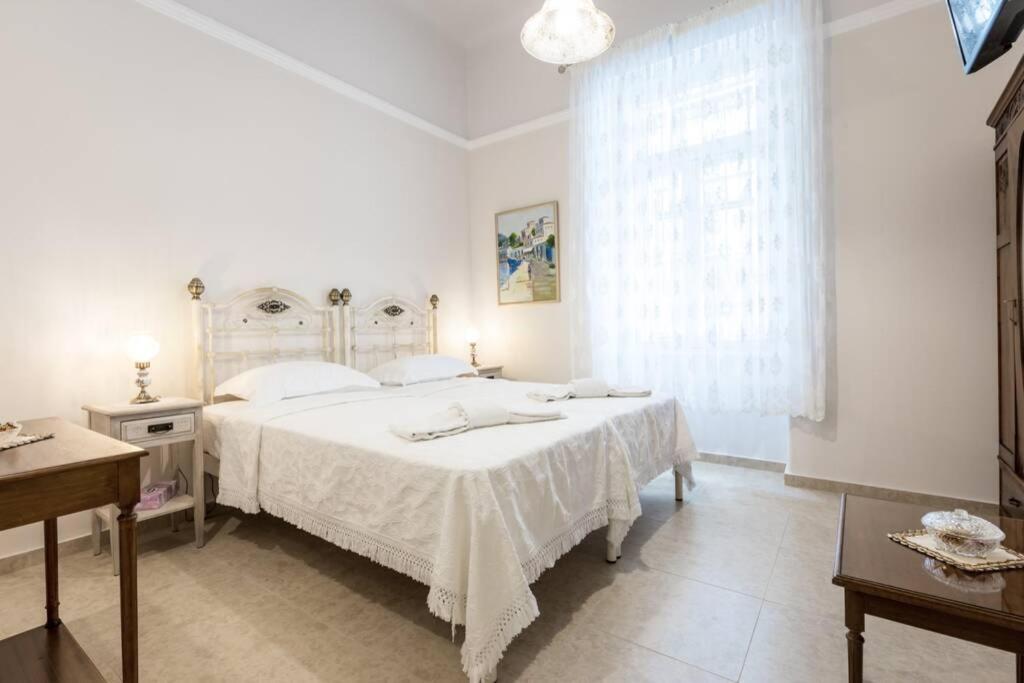 Neoclassical Apartment With 2 Bedrooms In ピレウス エクステリア 写真