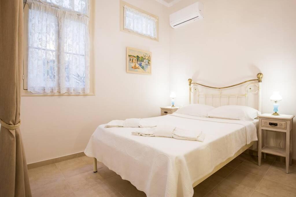 Neoclassical Apartment With 2 Bedrooms In ピレウス エクステリア 写真