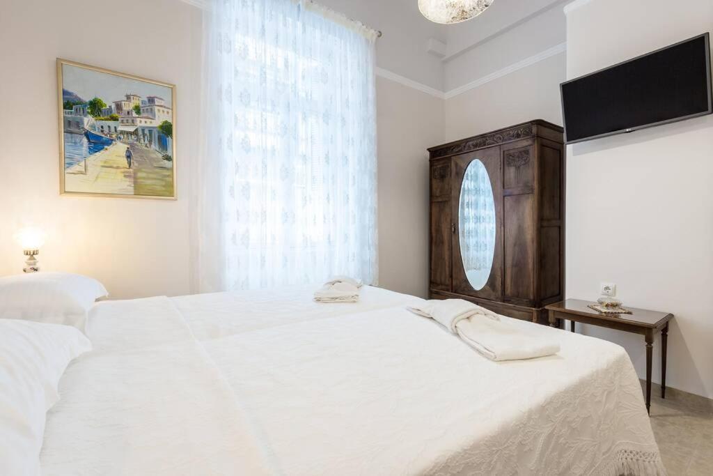 Neoclassical Apartment With 2 Bedrooms In ピレウス エクステリア 写真