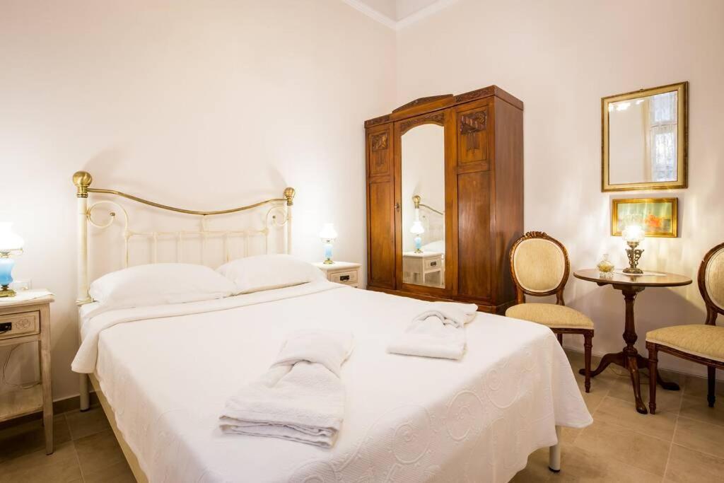 Neoclassical Apartment With 2 Bedrooms In ピレウス エクステリア 写真