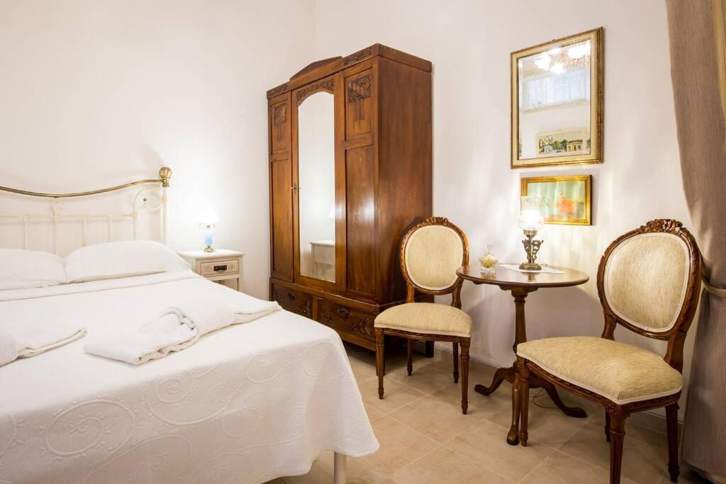 Neoclassical Apartment With 2 Bedrooms In ピレウス エクステリア 写真