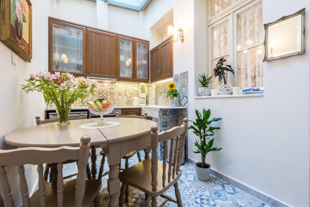 Neoclassical Apartment With 2 Bedrooms In ピレウス エクステリア 写真