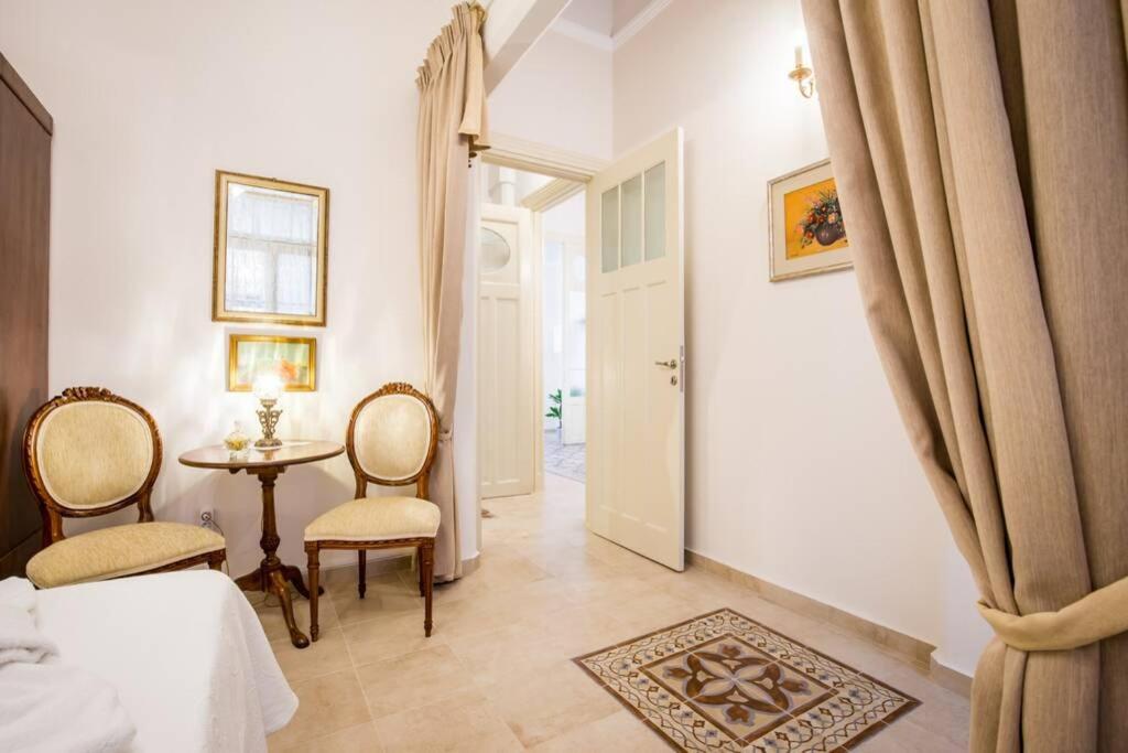 Neoclassical Apartment With 2 Bedrooms In ピレウス エクステリア 写真