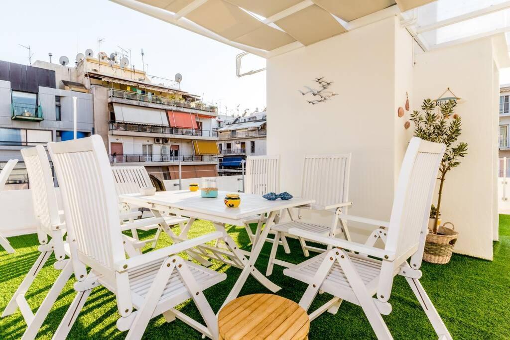 Neoclassical Apartment With 2 Bedrooms In ピレウス エクステリア 写真