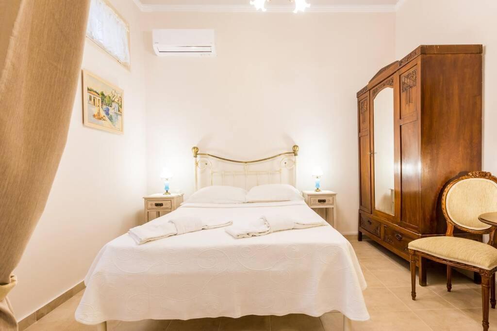 Neoclassical Apartment With 2 Bedrooms In ピレウス エクステリア 写真