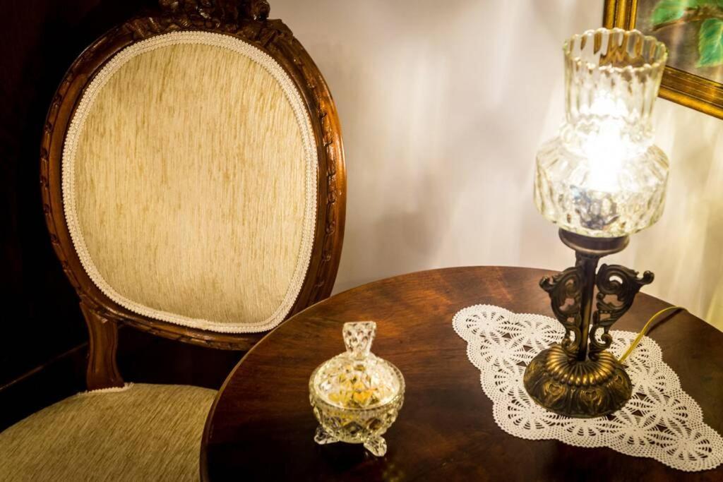 Neoclassical Apartment With 2 Bedrooms In ピレウス エクステリア 写真