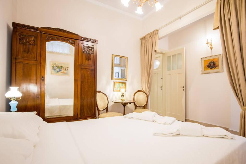 Neoclassical Apartment With 2 Bedrooms In ピレウス エクステリア 写真
