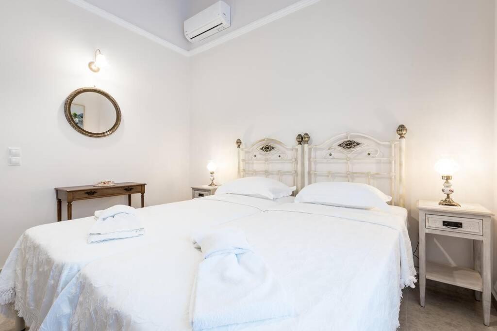 Neoclassical Apartment With 2 Bedrooms In ピレウス エクステリア 写真